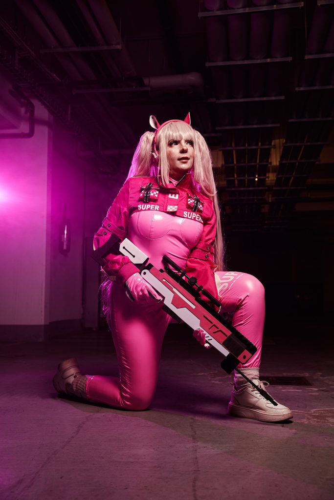 nikke alice cosplay action pose